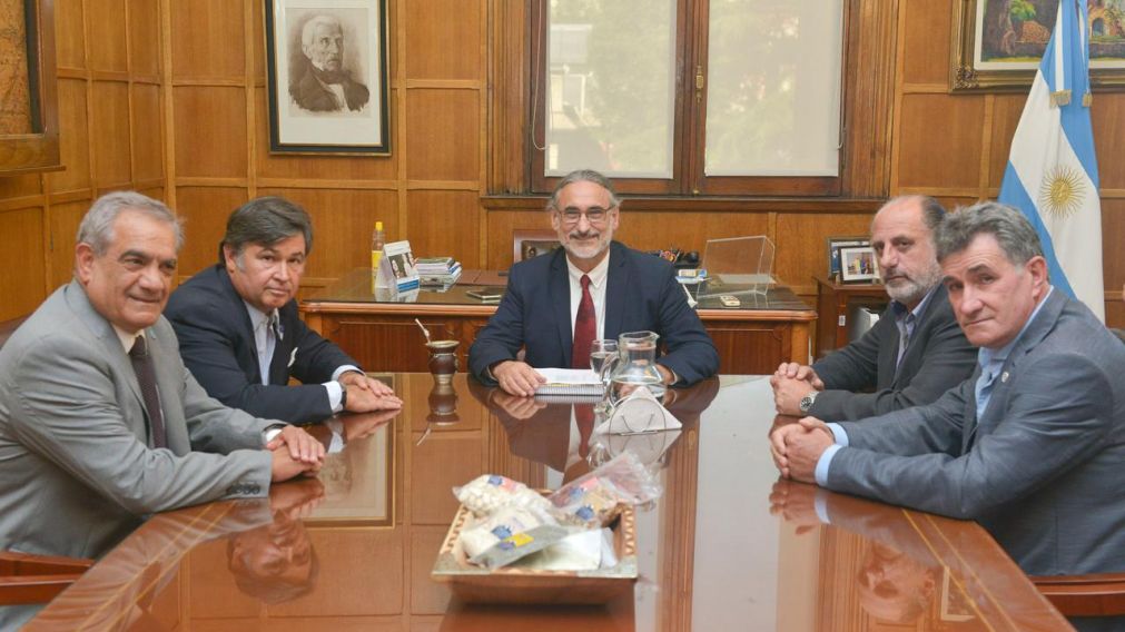 El ministro Basterra recibió a los representantes de la Mesa de Enlace.