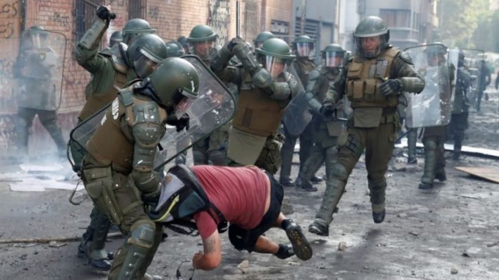 Las violaciones a los derechos humanos cometidas por los carabineros se cuentan por miles.