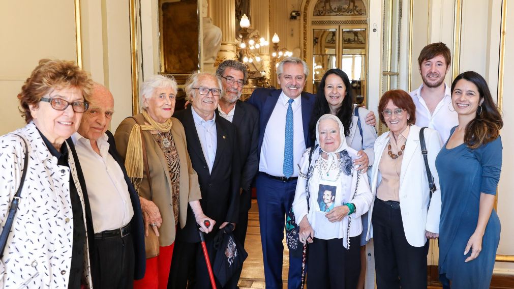El presidente Fernández junto a Esquivel, Cortiñas y representantes de organismos de Derechos Humanos. (Prensa Presidencia)