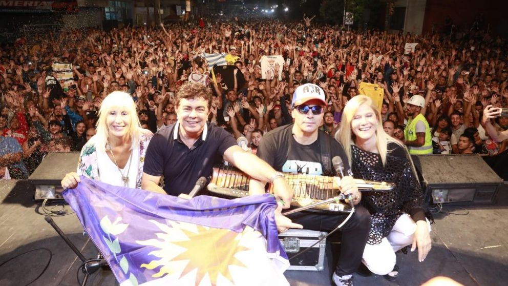 Silvia Francese, Fernando Espinoza, Pablo Lescano y Verónica Magario en el cierre del carnaval
