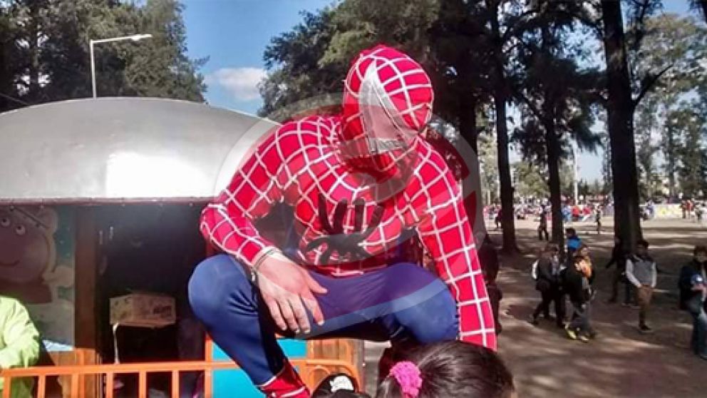 Trabajó disfrazado como el Hombre Araña los últimos cuatro años.