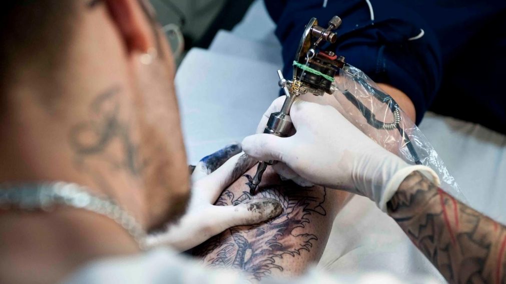 El joven se tatu� el nombre de su novia en su parte �ntima (imagen ilustrativa).