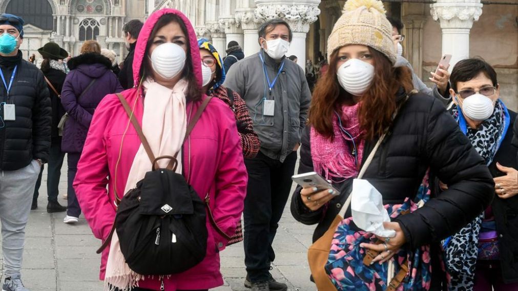Turistas llevan mascarilla ante la alerta por el coronavirus (AFP)