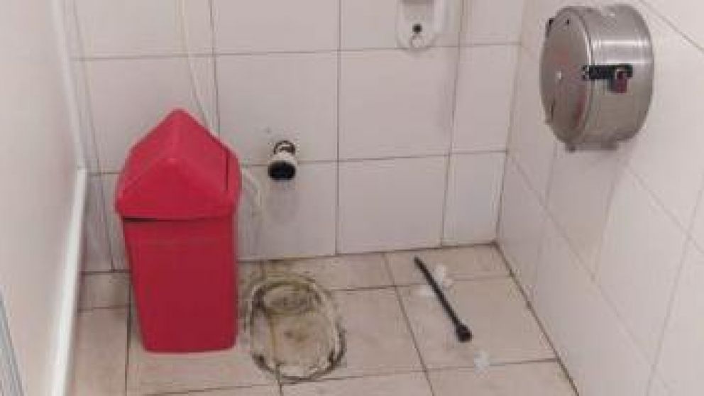 Así quedó el baño tras el robo.