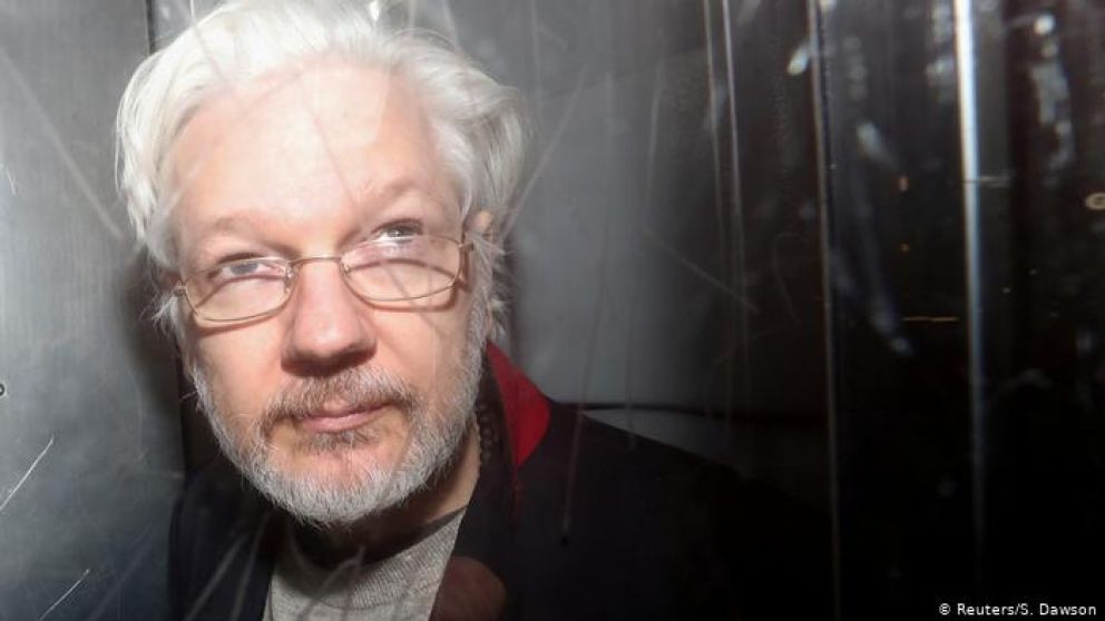 El fundador de WikiLeaks asisti� ayer a la primera audiencia.