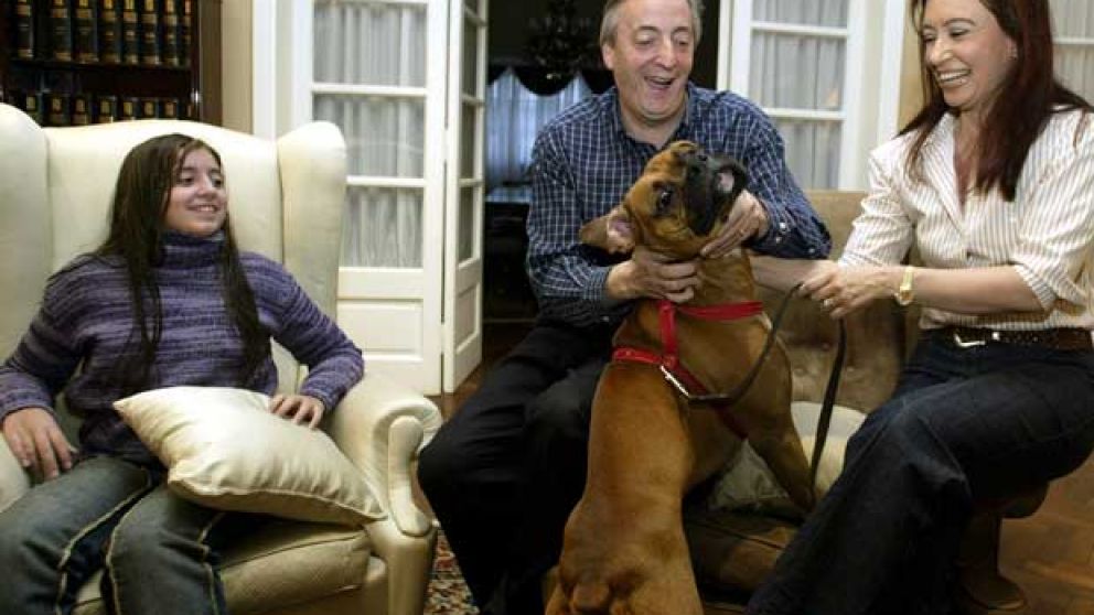 Florencia, Néstor y Cristina Kirchner en su casa de Río Gallegos en 2003 (Reuters).