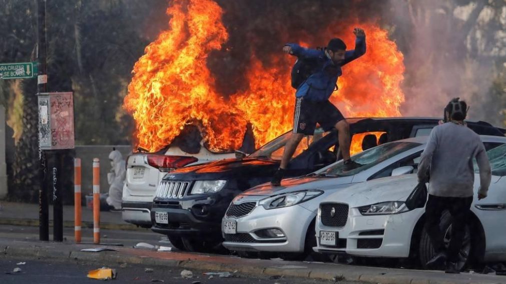 Sigue la escalada de violencia en Chile (Twitter).