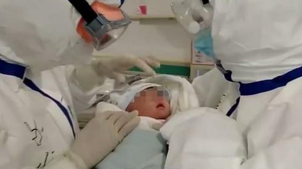 La beba que fue dada a la luz por una mujer con la enfermedad diagnosticada se recuperó sin medicamentos. (Captura de TV)