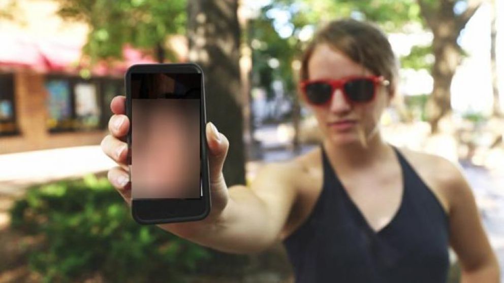 El "cyberflashing" es una de las formas de acoso sexual que sufren las mujeres a diario (imagen ilustrativa).