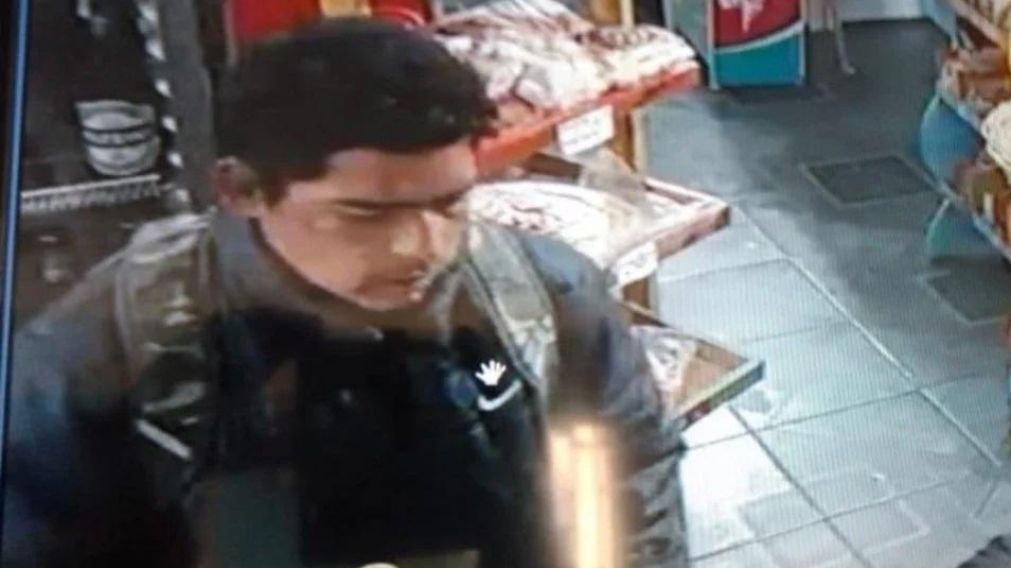 Este es Alvarado, comprando un vino minutos después de ser liberado por el juez. (Captura de video)