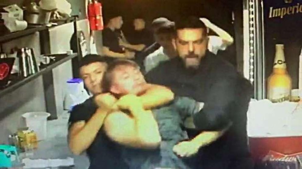 El momento en que sacan a Máximo Thomsen del boliche Le Brique.