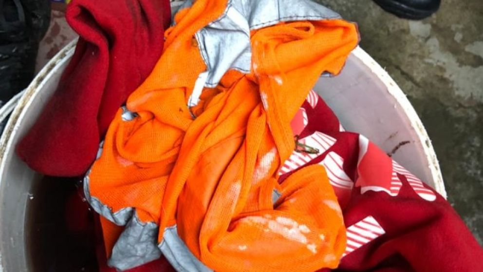 Este es el balde con las ropas que los efectivos policiales incautaron en la vivienda que habitaba el asesino.