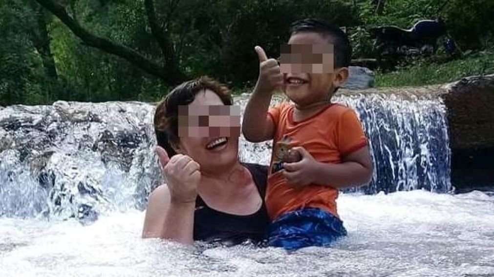 La mujer y su hijo fueron atacados mientras caminaban por la playa de Puerto Deseado.
