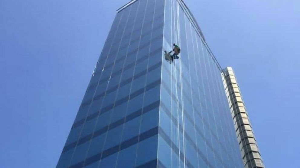 Dram�tico rescate de�limpiavidrios que qued� colgando en edificio de Puerto Madero.