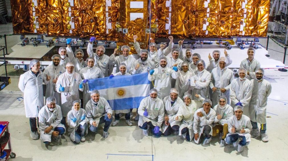 Los técnicos del INVAP posan en Bariloche frente al nuevo sátelite.