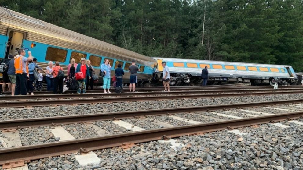 Los pasajeros bajan de los vagones que se descalnzaron.