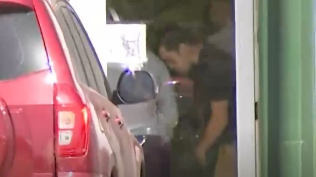 Juan Pedro Guarini, llegó llorando a la Fiscalía acompañado por su padre. (Captura de TV)