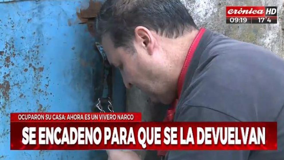 Mario se encadenó para que le devuelvan su casa (captura video).