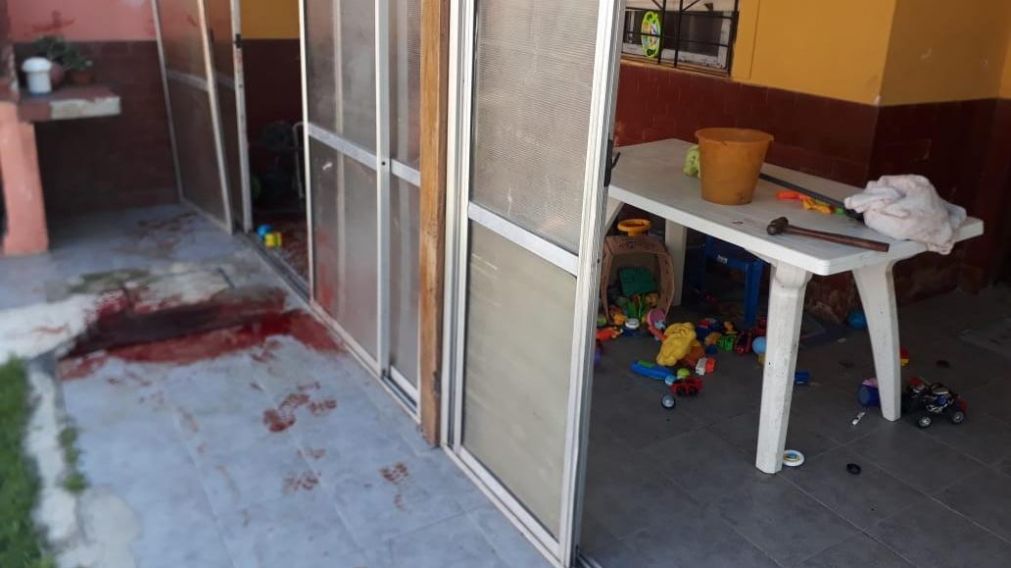 La escena del horrendo crimen que ocurrió en la localidad bonaerense de Burzaco.