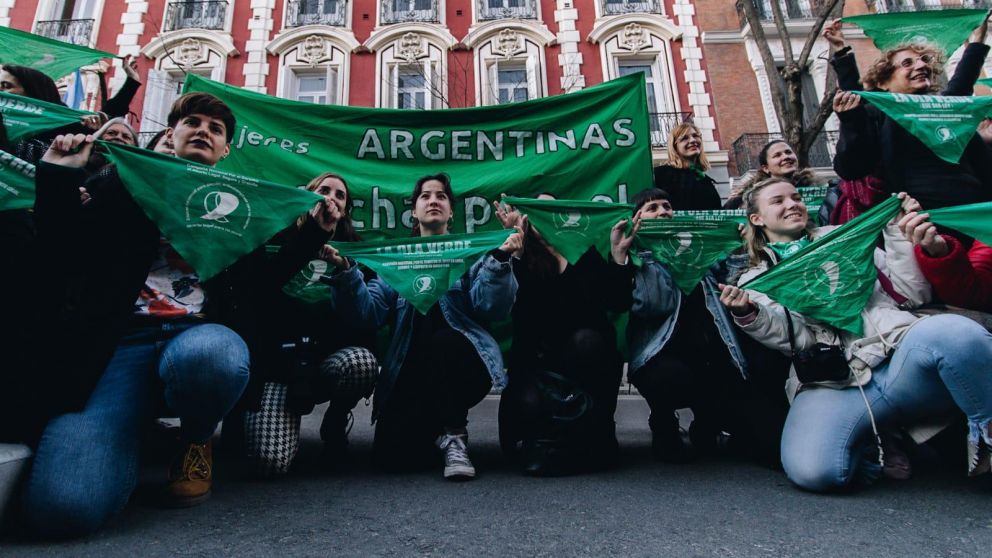 Mujeres españolas apoyando a las argentinas.