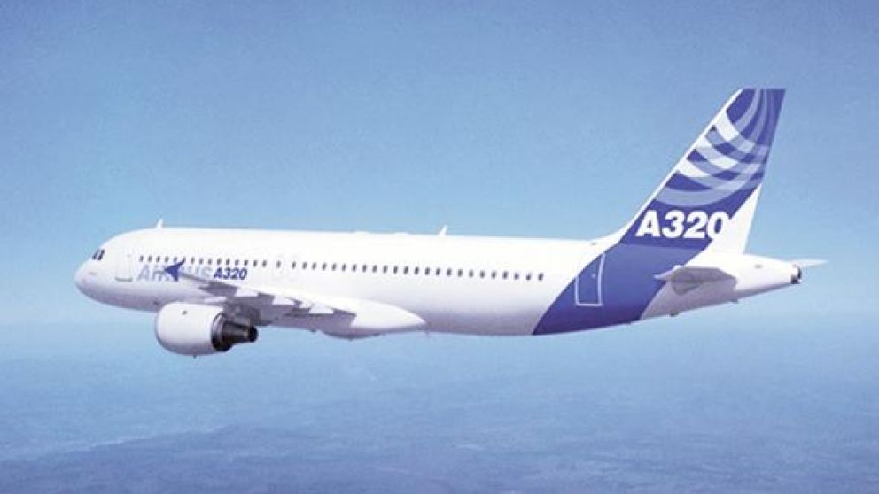 El piloto de la aeronave preocupado porque el extraño objeto no apareció en el radar.