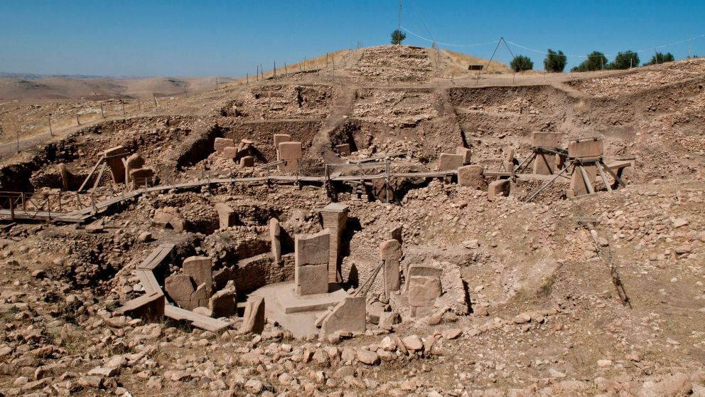Los pilares se encuentran tallados en piedra caliza y están coronados por otra pieza de menor longitud similar a una “T”..