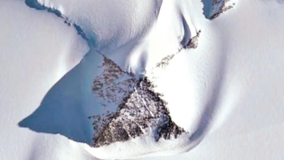 Se ha repetido que los alemanes habrían construido una base militar secreta en la Antártida, con forma de pirámide..