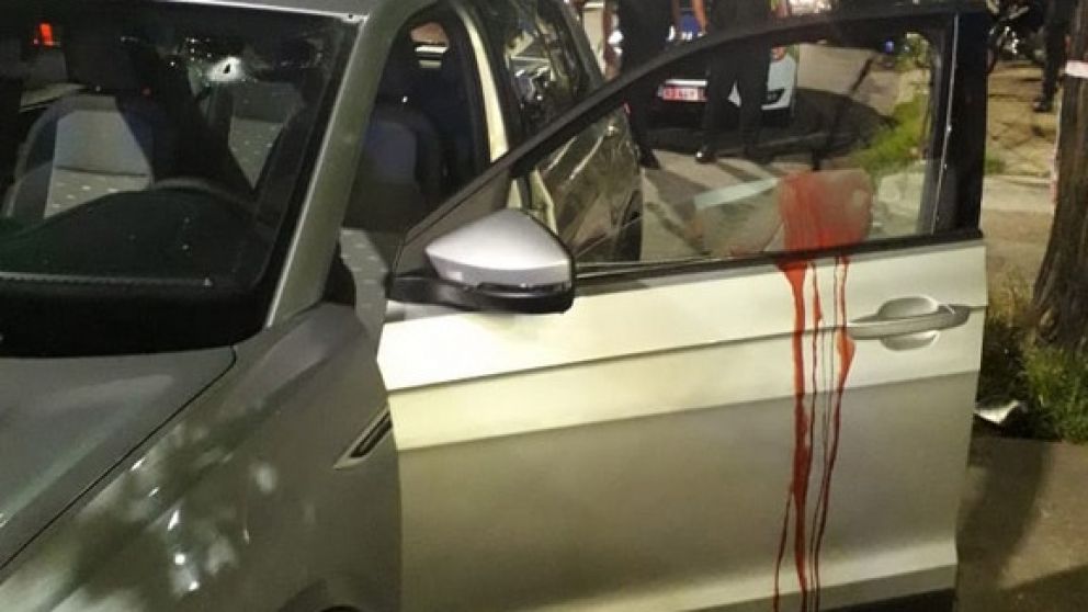 El auto que los delincuentes intentaron robar muestra rastros de sangre de los asaltantes.