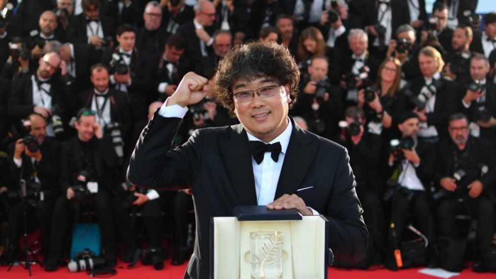 Joon Bong Ho con su Palma por Parasite, primer gran premio para el cine de Corea del Sur