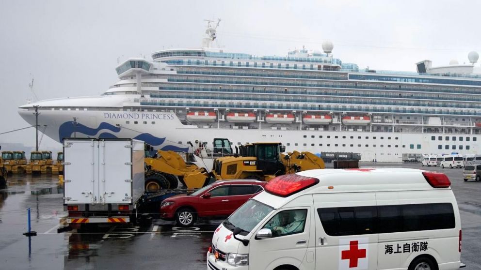 Más de 3200 personas se encuentran en cuarentena a bordo del crucero.
