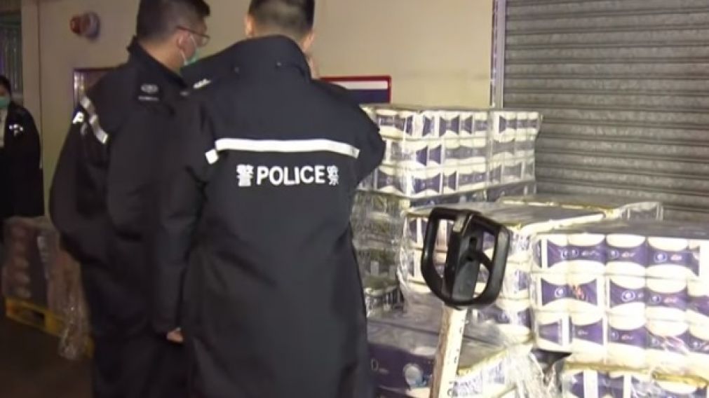 Efectivos policiales recuperan la carga de papel higiénico.