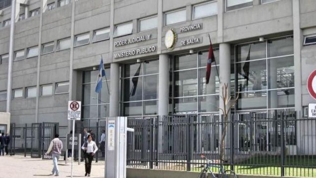 Le cortó el cuello y la cara a su pareja y se fugó.