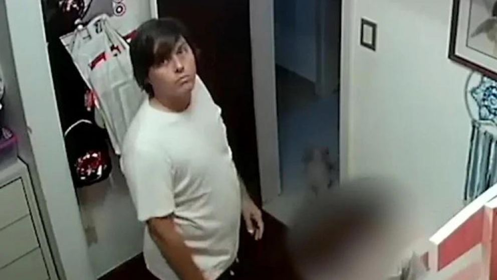 Así fue filmado el abusador de la menor. (Captura video)