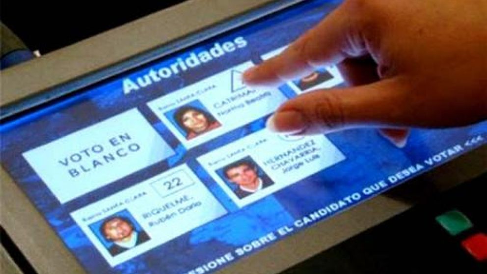 Por una falla en el sistema de voto electrónica fueron suspendidas las elecciones municipales. (Gentileza DiarioLibre.com)