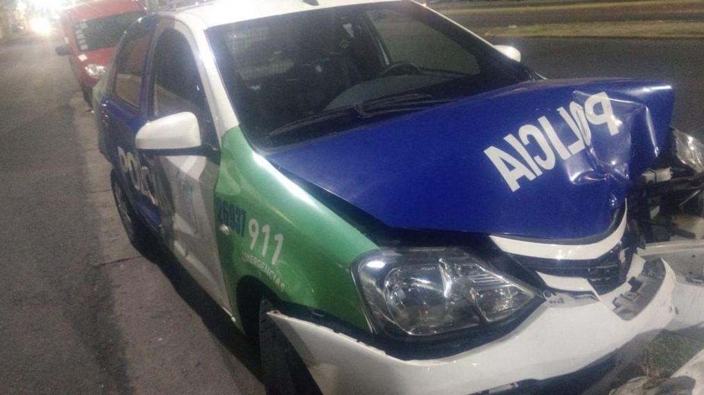 El patrullero hizo una maniobra en contramano y arroll� al joven que ahora lucha por su vida. (cronica.com.ar)