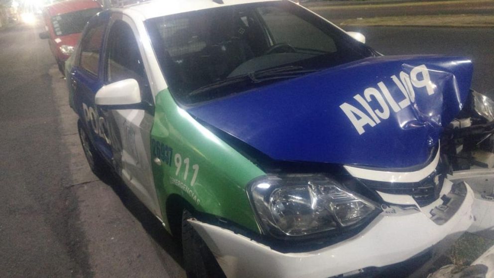 El patrullero hizo una maniobra en contramano y arrolló al joven que ahora lucha por su vida. (cronica.com.ar)