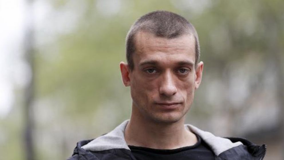 La chica detenida es pareja del artista ruso Piotrs Pavlenski, quien reivindicó el video sexual del escándalo.