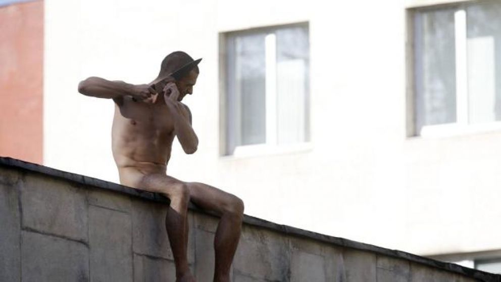 La policía francesa detuvo en París al artista ruso Piotr Pavlenski.