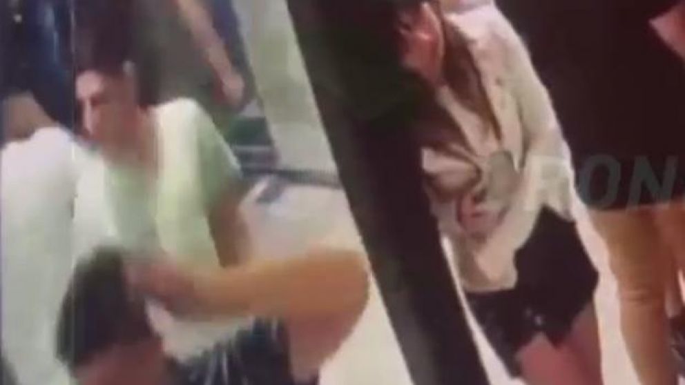 El sospechoso, de blanco, entre Lucas Pertossi y Blas Cinalli.