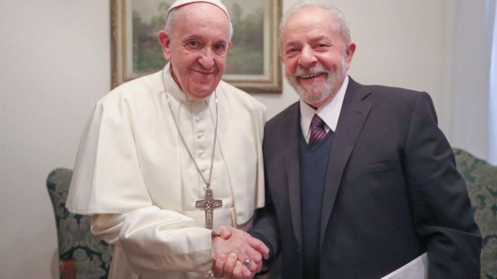 El Sumo Pontífice y el ex presidente de Brasil, tras su reunión en el Vaticano. (@LulaOficial)