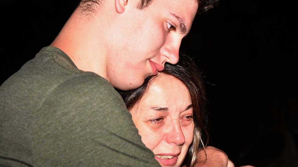 Pablo Ventura junto a Marisa, su mamá, al volver a Zárate.