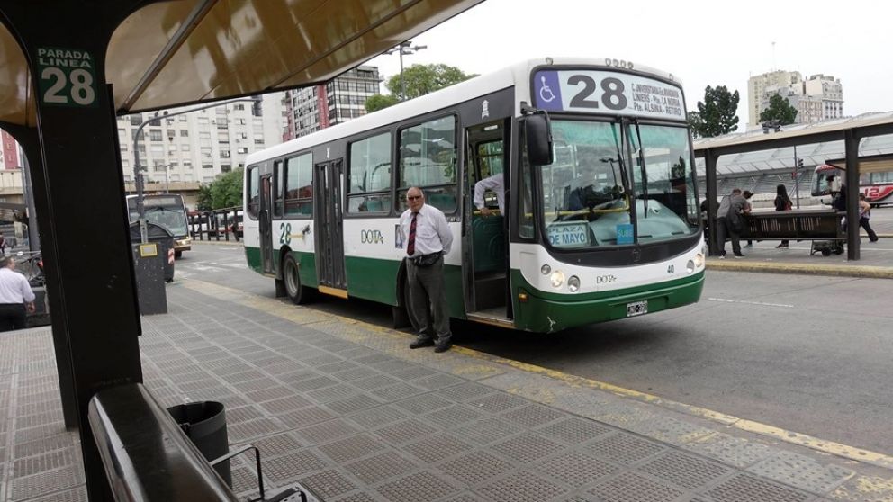 Más de 52 líneas y casi 700 mil usuarios afectados por el paro de colectivos.