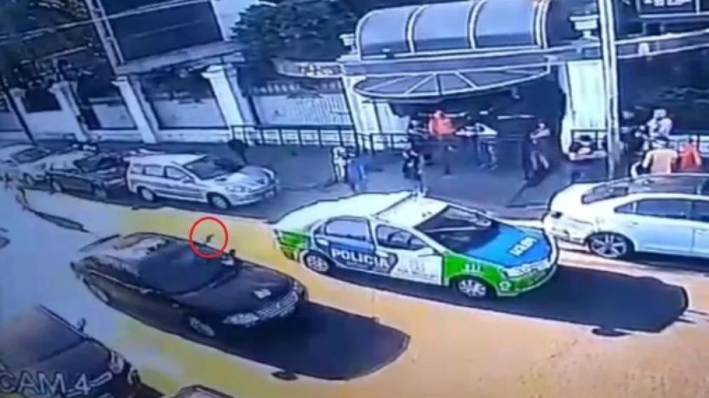 El rodado color negro del que se efectuaron los disparos (Foto: captura de video).