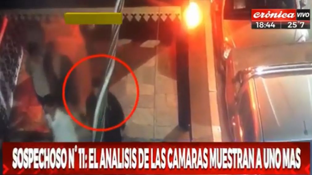 C�maras de seguridad captura a un joven vestido de negro que�no es ninguno de los diez que fueron detenidos.