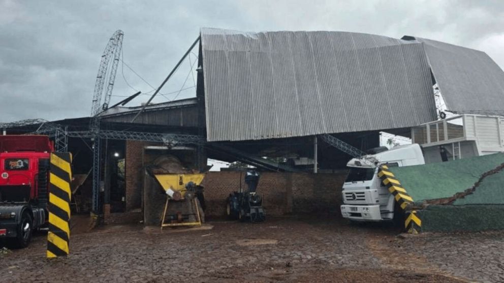 El temporal en Misiones dejó serios destrozos (X).