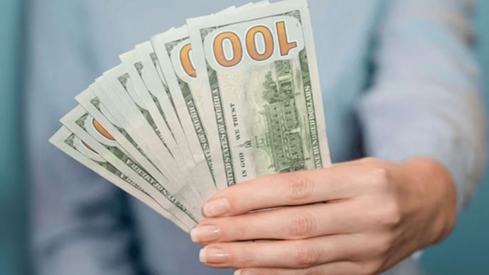 D�lar hoy: el oficial subi� $15 y el blue salt� $30