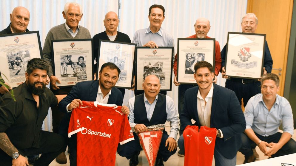 Arriba: Ricardo "Chivo" Pavoni, Miguel Ángel "Pepe" Santoro, Osvaldo "Japonés" Pérez, Francisco "Pancho" Sa, Eduardo Maglioni y Osvaldo Calvo, ex dirigente de Independiente. Abajo: Raúl y Lucas Olmos, Gonzalo Marchese, y Germán Calvo.
