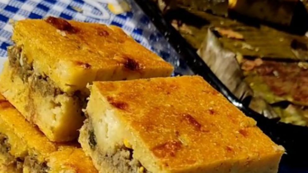 Dorada por fuera y húmeda por dentro, esta delicia típica se renueva con un toque relleno que potencia su sabor casero.
