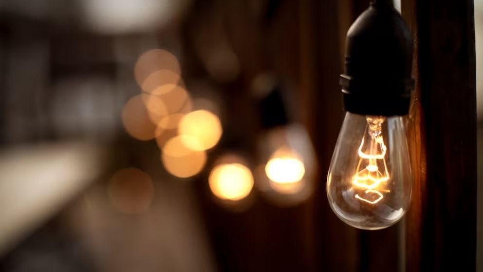 El Gobierno nacional modificó la estructura tarifaria eléctrica y las familias pagarán más por el servicio en los meses de verano que las empresas