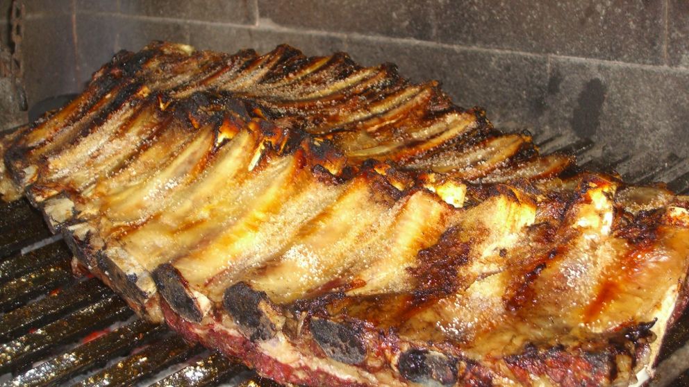Jugosa, rendidora y económica, la plancha de asado se impone como una gran opción para disfrutar en la parrilla del fin de semana.